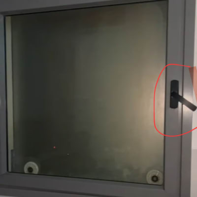 חלון עם ידית פתיחה בצד ימין