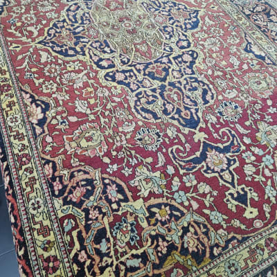 שטיח פרסי עם דוגמאות פרחוניות צבעוניות