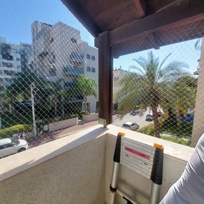 רשת מותקנת על מרפסת עם סולם טלסקופי