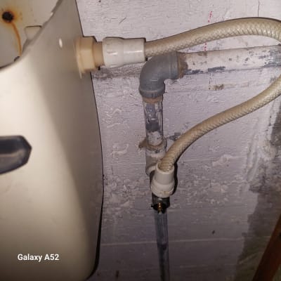 צינורות מים מחוברים לקיר עם מחברים