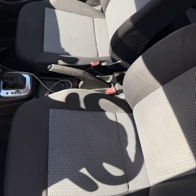 מושבי רכב נקיים עם אור שמש עליהם