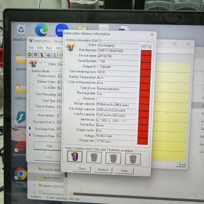 מסך מחשב עם תוכנת ניטור סוללה פתוחה