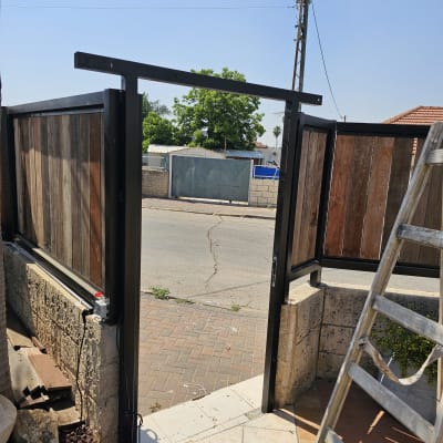 שער עם אינטרקום מותקן על עמוד מתכת