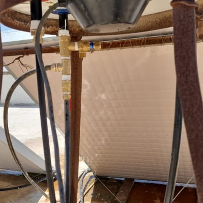 חיבורים וצינורות מתחת לדוד שמש