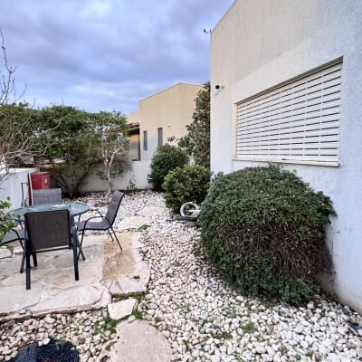 גינה עם שביל אבנים ושיחים ירוקים