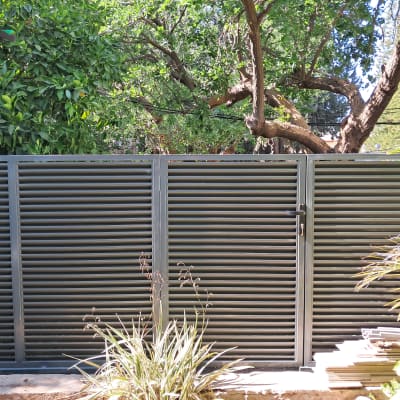 גדר מתכת אפורה עם שלבים אופקיים