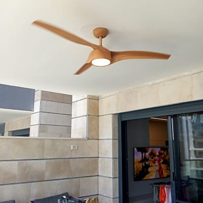 מאוורר תקרה, סולם וכלי עבודה על ספה במרפסת.