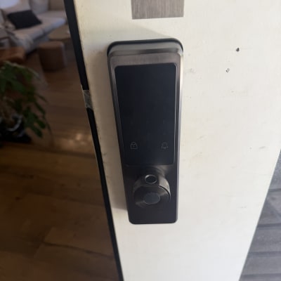 מנעול דיגיטלי מותקן על דלת לבנה
