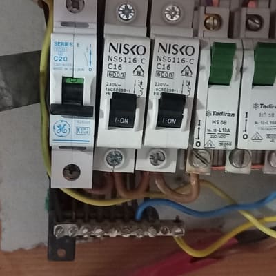 מפסקי חשמל וחוטים בלוח חשמל