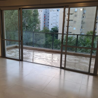 רצפה רטובה לאחר ניקוי במרפסת