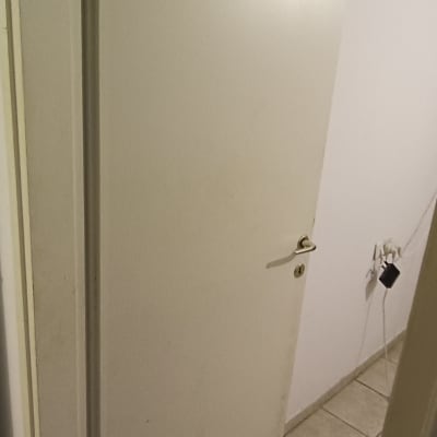 דלת עץ עם קילופים בתחתית