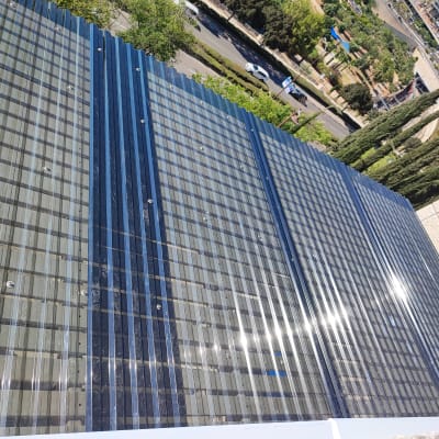 גג זכוכית עם ברגים ומסגרות מתכת