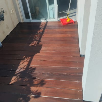 רצפת עץ עם מטאטא ומגב אדום