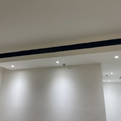 פתח מיזוג אוויר בתקרה עם תאורה מסביב