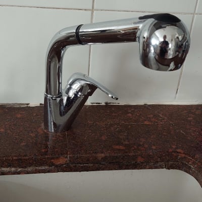 ברז מטבח כסוף עם ראש נשלף