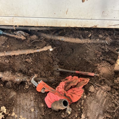 כלים ועבודת תיקון צנרת באדמה