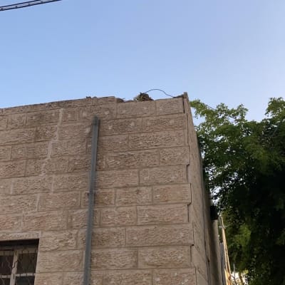 קיר אבן עם צינור מתכת מחובר