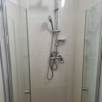 מקלחת עם ראש טוש ומערכת מים