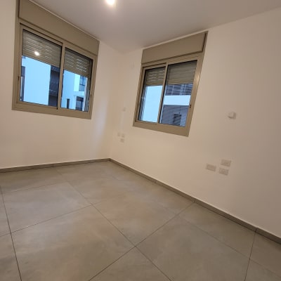 חדר ריק עם רצפת אריחים וחלונות