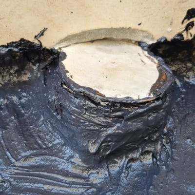 איטום סביב צינור עם חומר שחור