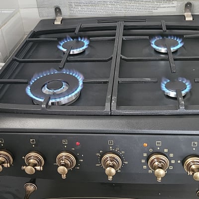 כיריים גז עם ארבעה מבערים דולקים