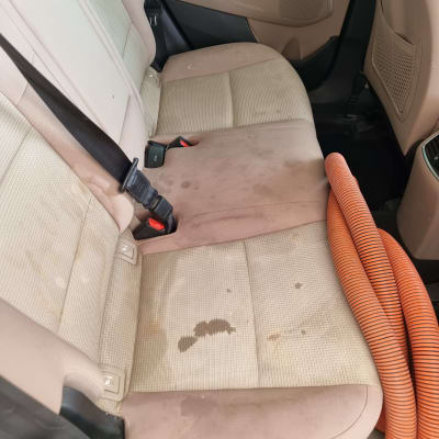 מושב רכב מוכתם עם צינור כתום לניקוי