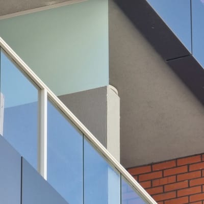 מעקות זכוכית במרפסת בניין מודרני