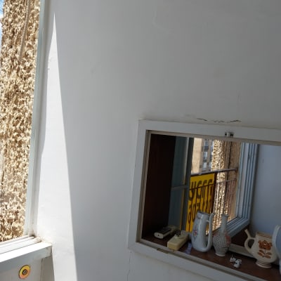 אגרטלים וקומקום על מדף ליד חלון