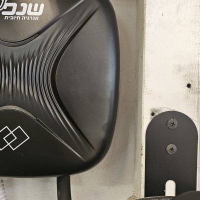 מטען חשמלי ומתג על קיר לבן