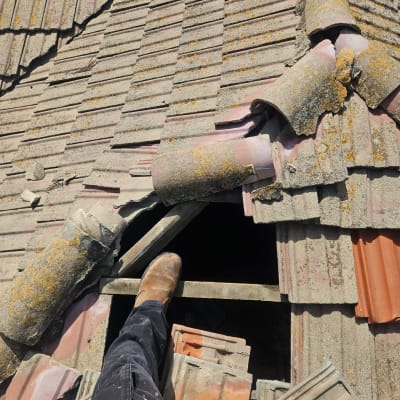 תיקון גג רעפים עם אריחים שבורים וחור