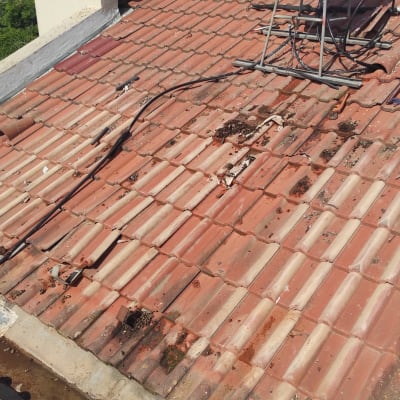 גג רעפים עם דוד שמש וכבלים חשמליים