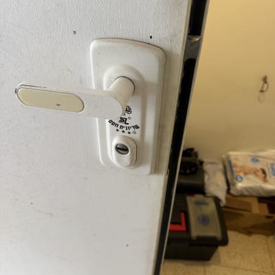 ידית ומנגנון נעילה בדלת ממ"ד לבנה