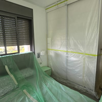 חדר מכוסה בניילון לקראת צביעה