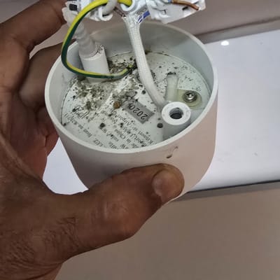 חיבור חשמלי בתקרה עם חוטים וצינור פלסטיק