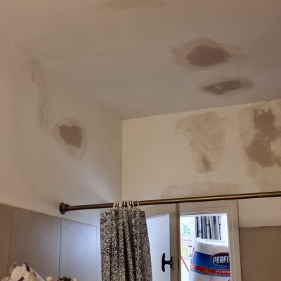 תיקוני צבע על תקרת חדר אמבטיה