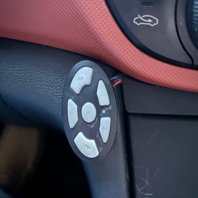 שלט שליטה ברכב עם כפתורים