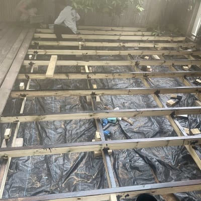 מבנה עץ בבנייה עם יריעות פלסטיק על הקרקע