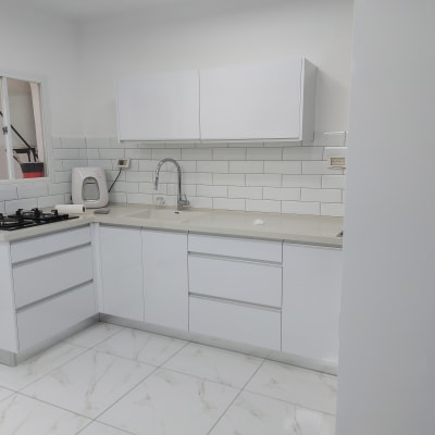 מטבח נקי עם מגבת נייר על השיש