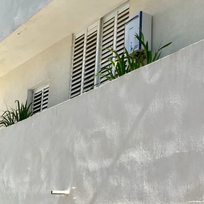 יחידת מיזוג אוויר מותקנת על קיר מרפסת
