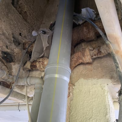 צינור פלסטיק אפור עם חיבורים, צינורות נוספים