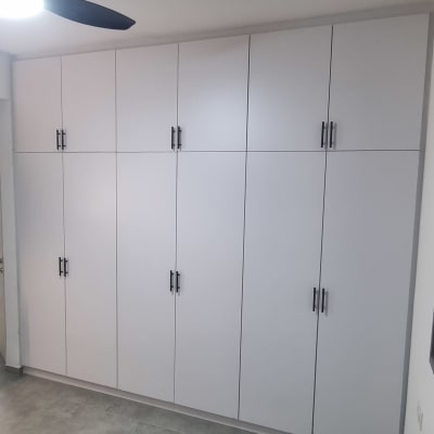 ארון קיר לבן עם דלתות רבות וידיות שחורות