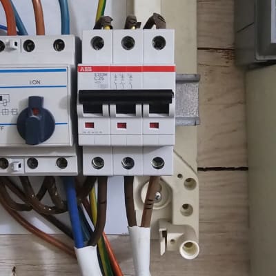 לוח חשמל עם מפסקים וחוטים צבעוניים