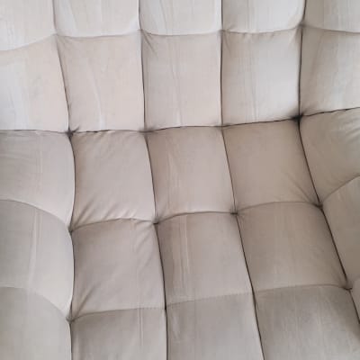 ספה בהירה עם כתמים קלים לניקוי