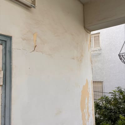 קיר עם קילופי צבע ותאורה עליונה