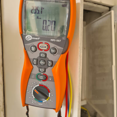 מודד חשמל עם חוטים צבעוניים ותצוגה דיגיטלית