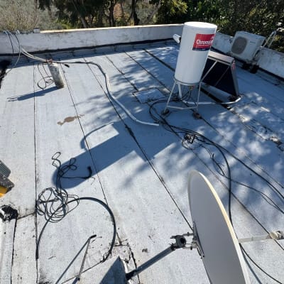 גג עם יריעות איטום, מיכל גז וכלים נוספים