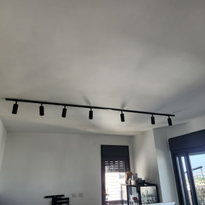 תאורת מסילה שחורה עם שישה פנסים בתקרה