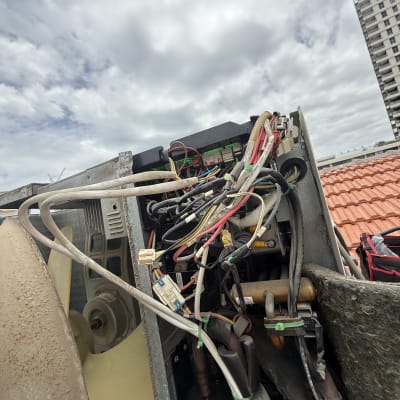 חוטים וצינורות במזגן חיצוני על גג