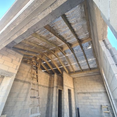 גג עם קורות עץ ובידוד מתכתי