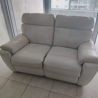 ספה דו מושבית בצבע קרם על רצפת אריחים